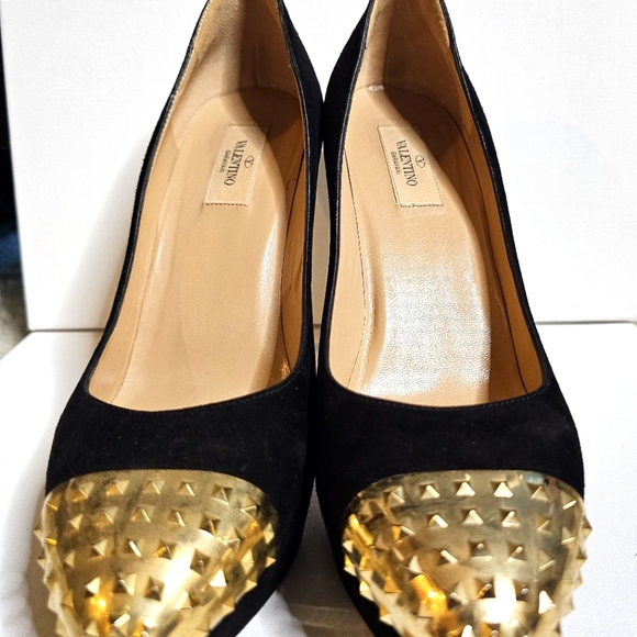 Black Valentino platform stiletto pumps with gold studs in the front. Size 41. - Picture 5 of 5